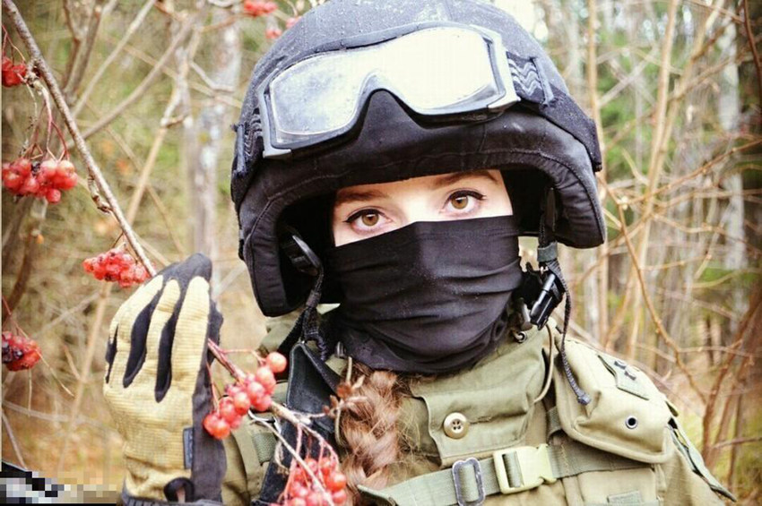 러시아 청순미녀 군복 코스프레 연일 화제!