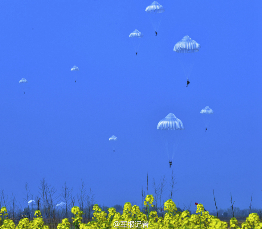 공수부대 훈련 현장, 하늘에 펼쳐진 낙하산 꽃