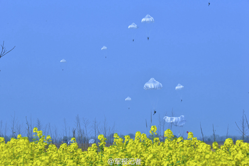 공수부대 훈련 현장, 하늘에 펼쳐진 낙하산 꽃