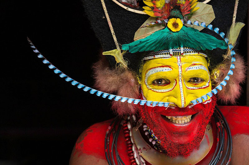 파푸아 뉴기니 후리 위그멘(Huli wigmen) 부족은 자신의 머리카락과 극락조의 깃털로 가발을 만드는 걸 좋아한다. 