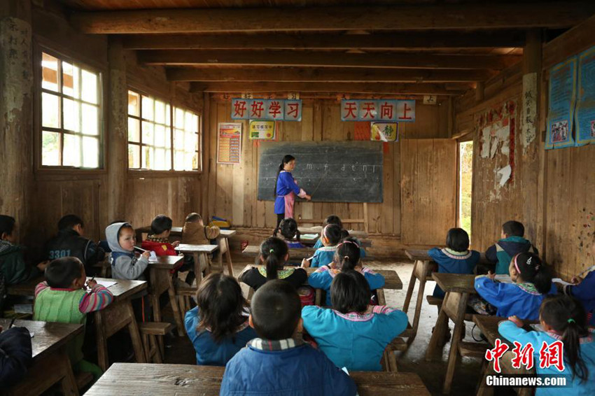 동족(侗族) 부부가 운영하는 산간마을 초등학교