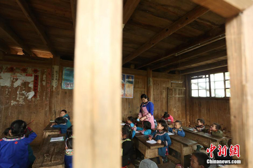 동족(侗族) 부부가 운영하는 산간마을 초등학교