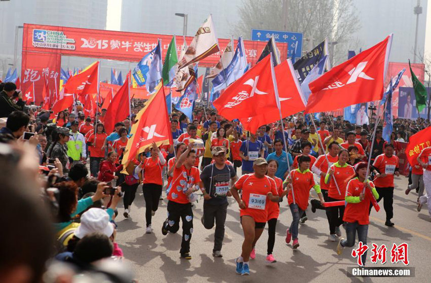 안내견의 도움 받아 시각장애인도 마라톤대회 참석