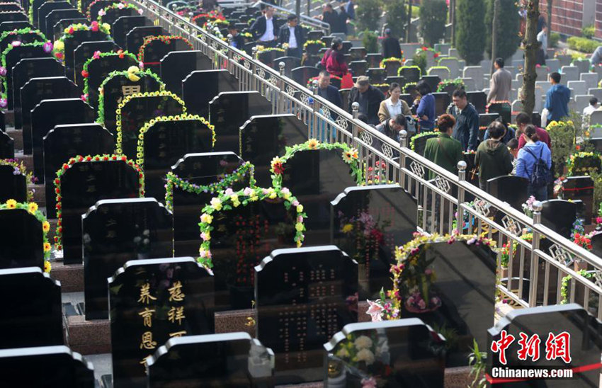 3월29일 공원묘지를 찾아 묘비 앞에서 제사를 지내고 있는 난징(南京) 시민