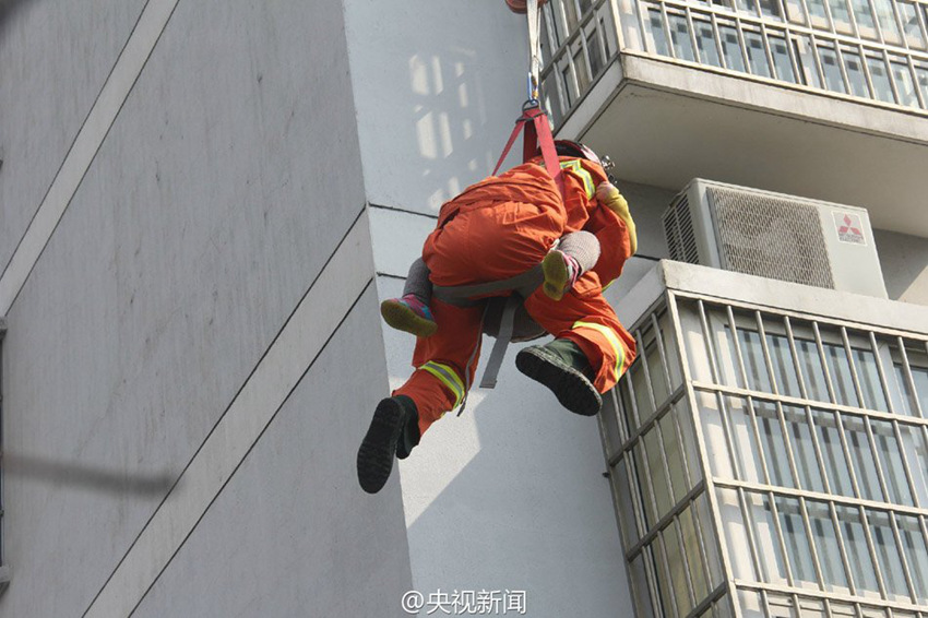 6살 소녀 3층 높이 에어컨 실외기 위에서 위험 천만 
