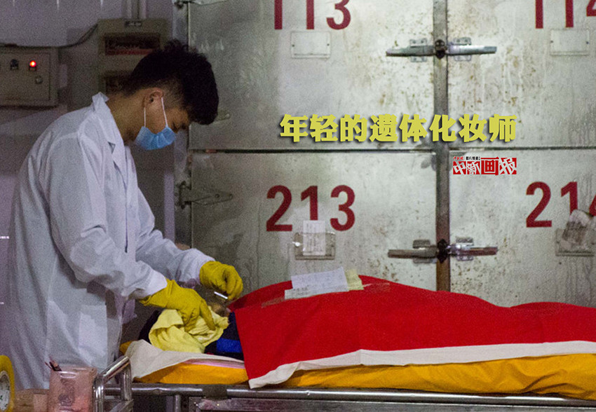 3월 31일 광시 류저우시 장례관리센터 시체 화장사가 시체 화장을 하고 있다. 