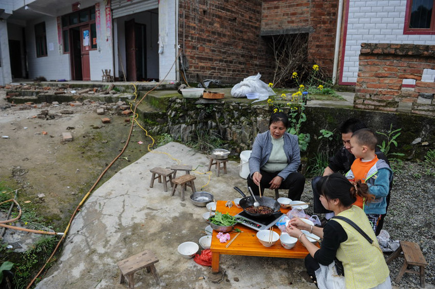 구이저우 젠허 지진 피해자 2만3천명, 구조작업 진행 중