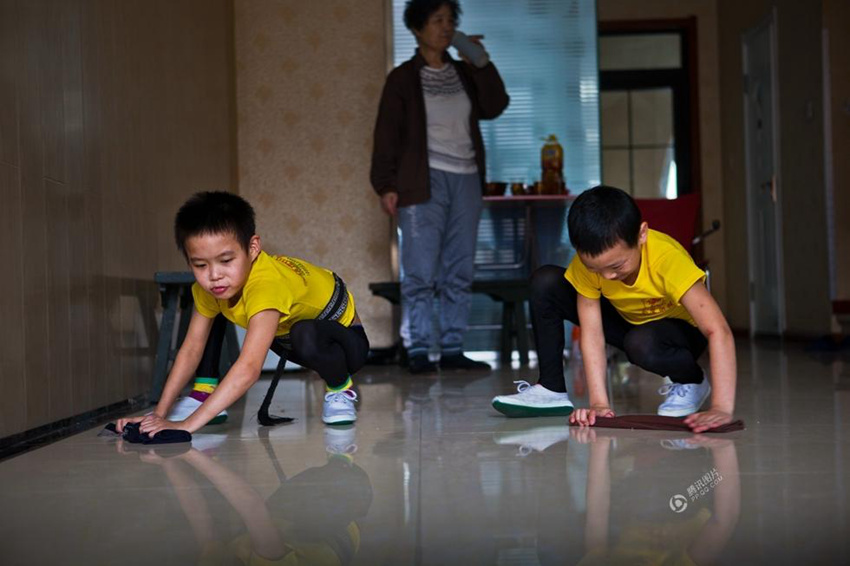중국인의 다양한 직업, 서커스 소년의 희노애락