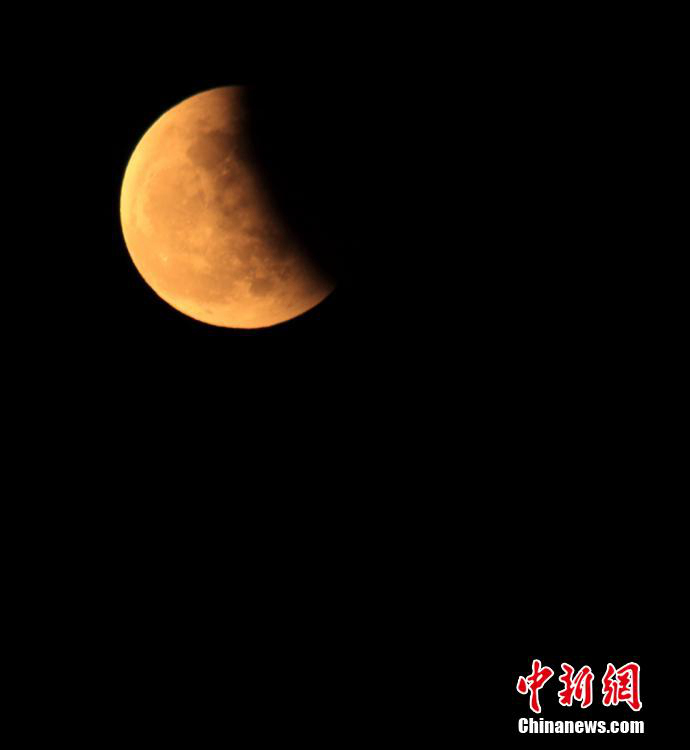 신장 푸윈현 밤하늘에 뜬 ‘붉은 달’