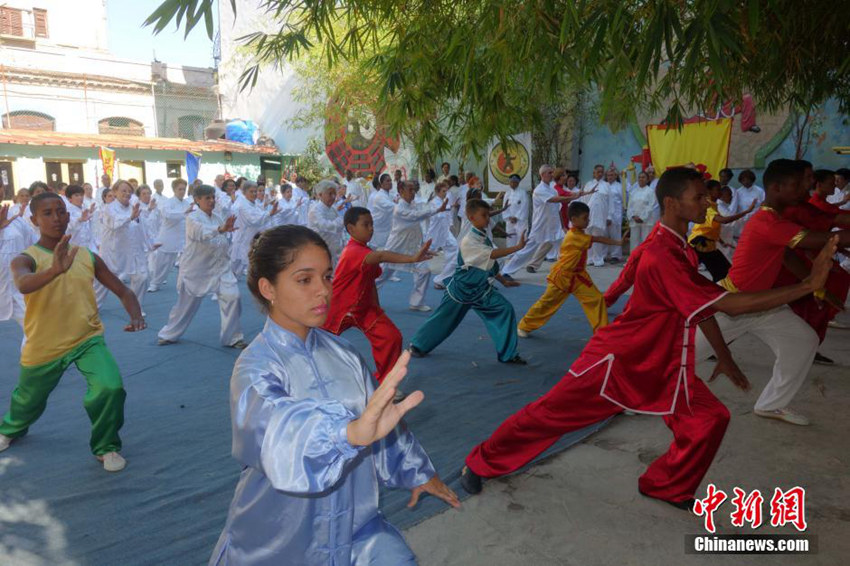 쿠바 학생들이 단체로 중국의 태극권을 선보이고 있다. 