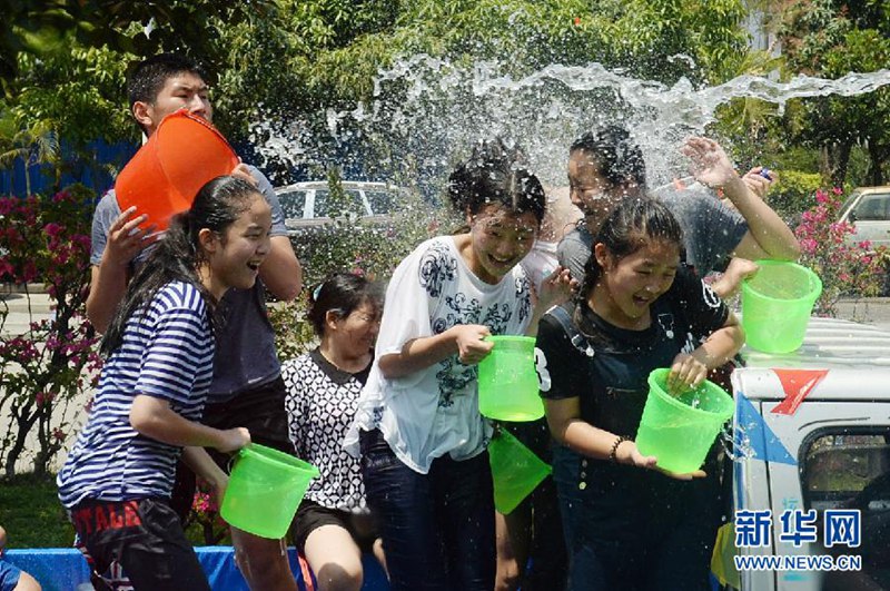 시원하게 즐겨라, 윈난 더훙 물 뿌리기 축제 
