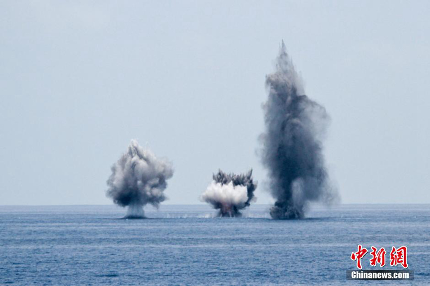 中해군 웨이팡함(濰坊艦) 실탄 사격 훈련 실시  