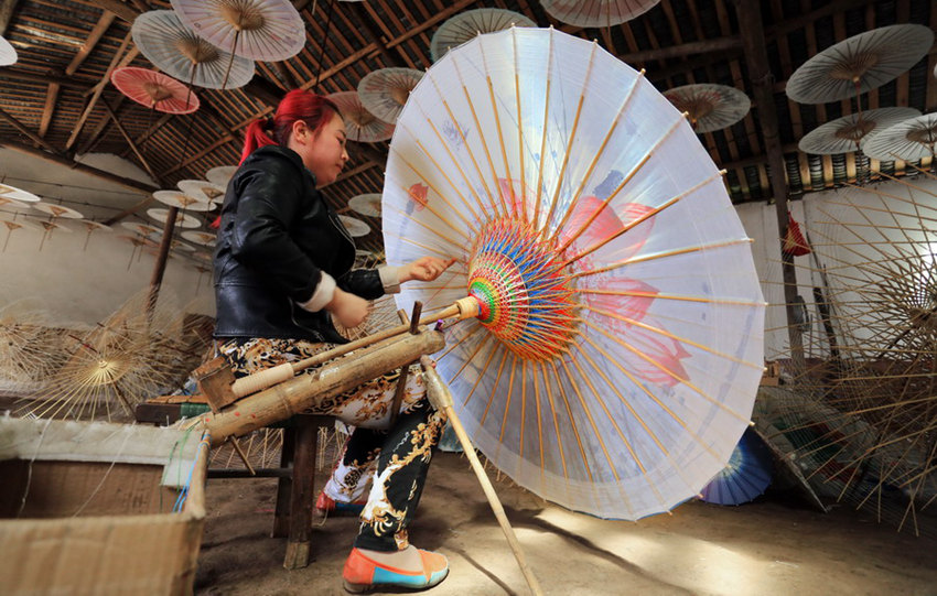 쓰촨 루저우의 무형문화재 ‘기름종이 우산’ 탐방기