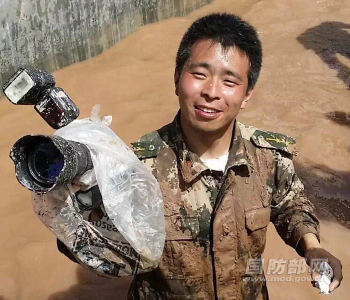 자갈사막에서 진행하는 신장공안 변방군 체력훈련 