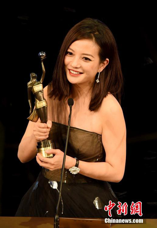 제34회 홍콩 금장상 영화제, 자오웨이가 <디어리스트>로 여우주연상을 수상했다.