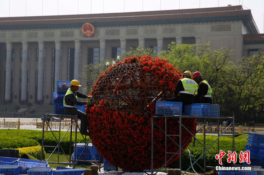 베이징 톈안먼광장 노동절 맞이 준비로 분주 