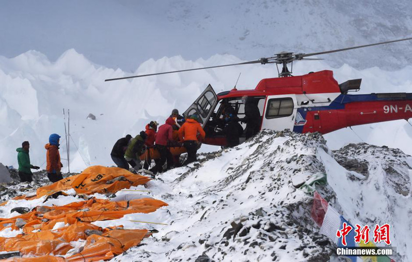 네팔, 지진에 눈사태까지… 헬기 구조 시작 