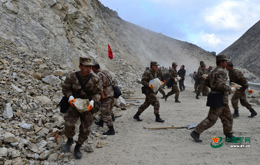 시짱 군인, 지진 구조를 위해 천리길에 오르다.