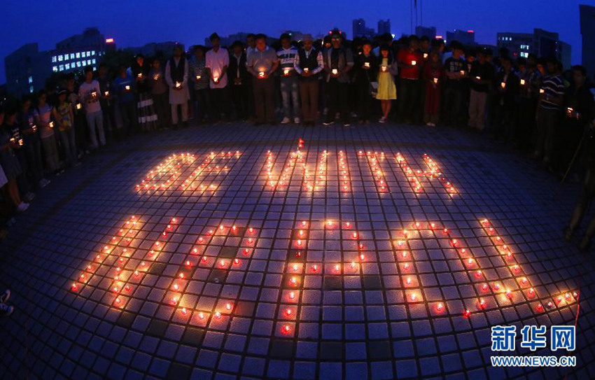 지진 피해자들을 위한 후난 헝양 대학생들의 기도 