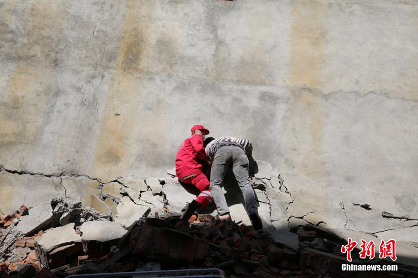 폐허가 되어버린 네팔 재난 지역의 중국 구호단 