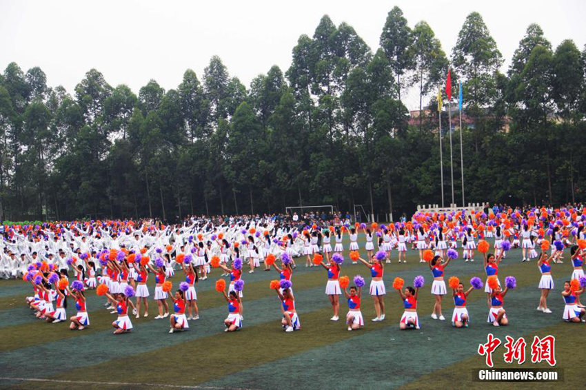 쓰촨 대학 운동회, 화려한 600명의 군무 