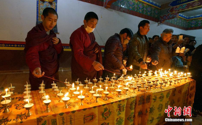 칭하이 위수, 네팔 피해자를 위한 촛불 의식 열어