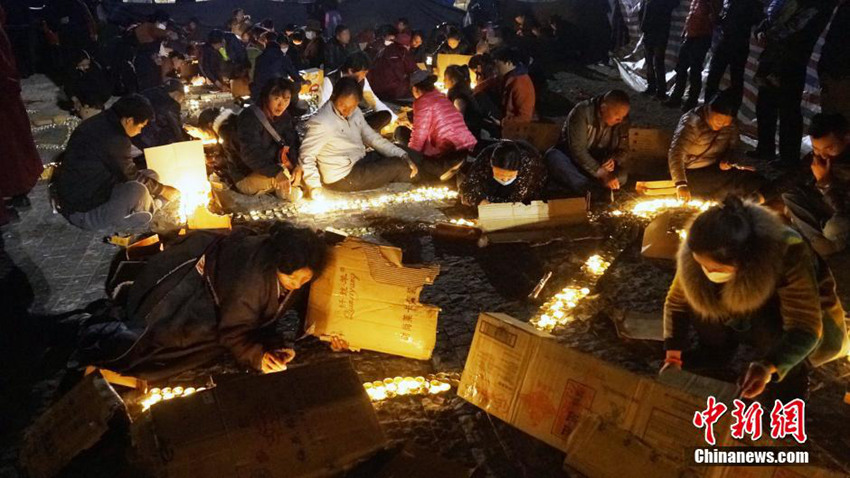칭하이 위수, 네팔 피해자를 위한 촛불 의식 열어