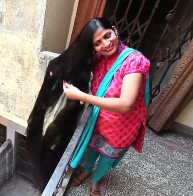 2.1m의 긴 머리로 기네스북에 오른 인도 여성