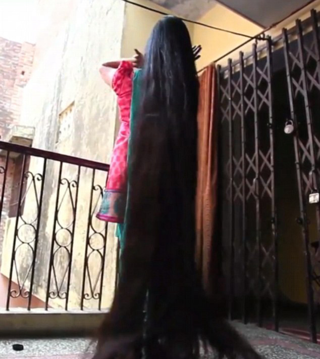 2.1m의 긴 머리로 기네스북에 오른 인도 여성