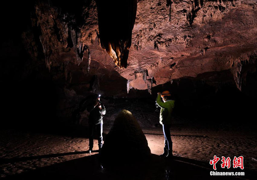 구이저우의 신비한 지하 종유동굴 탐험