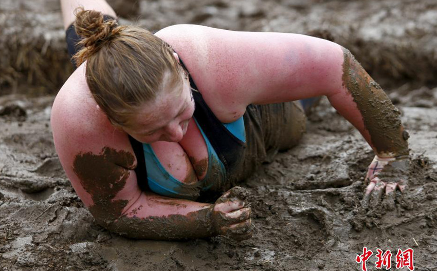 영국 ‘터프머더’ 인기 절정, ‘진흙탕으로 풍덩’