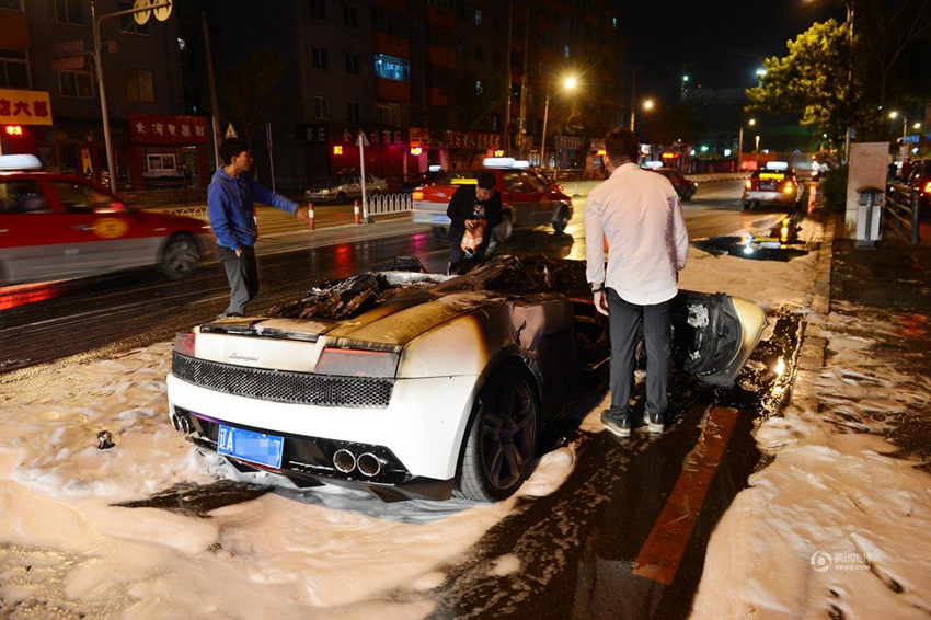 7억 람보르기니 ‘자연 발화’… 잿더미로 남아