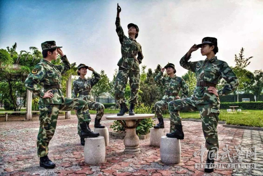 군사학교 여학생들의 독특한 졸업사진 화제 “귀엽다”