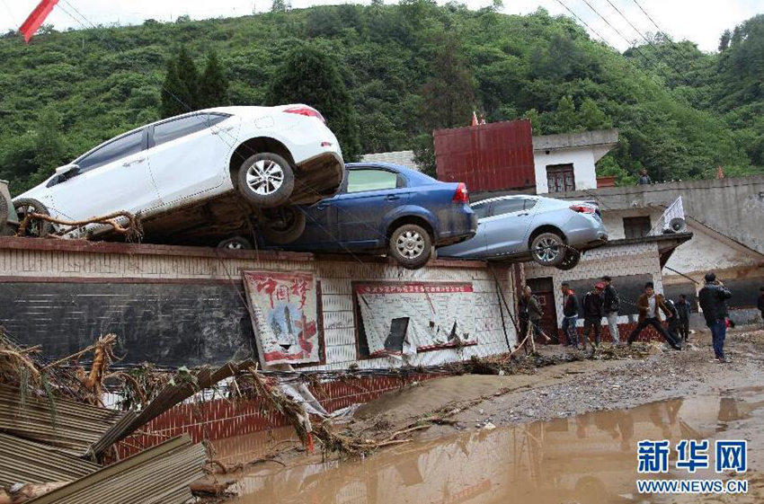윈난 홍수대란…담벼락 위까지 휩쓸린 자동차 “피해 심각”