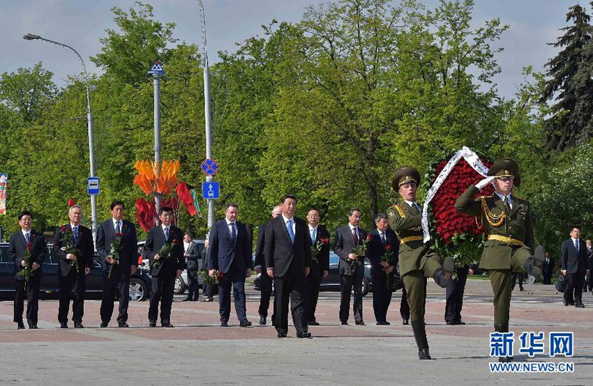 시진핑, 벨라루스 대조국전쟁 승리 기념비에 헌화