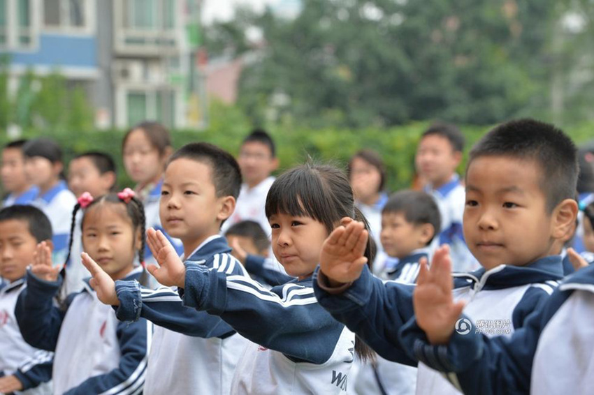 베이징, 학생들과 함께 배우는 3가지 흡연만류 제스처