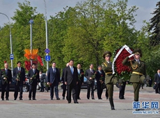 벨라루스 대조국전쟁 승리 기념비에 헌화