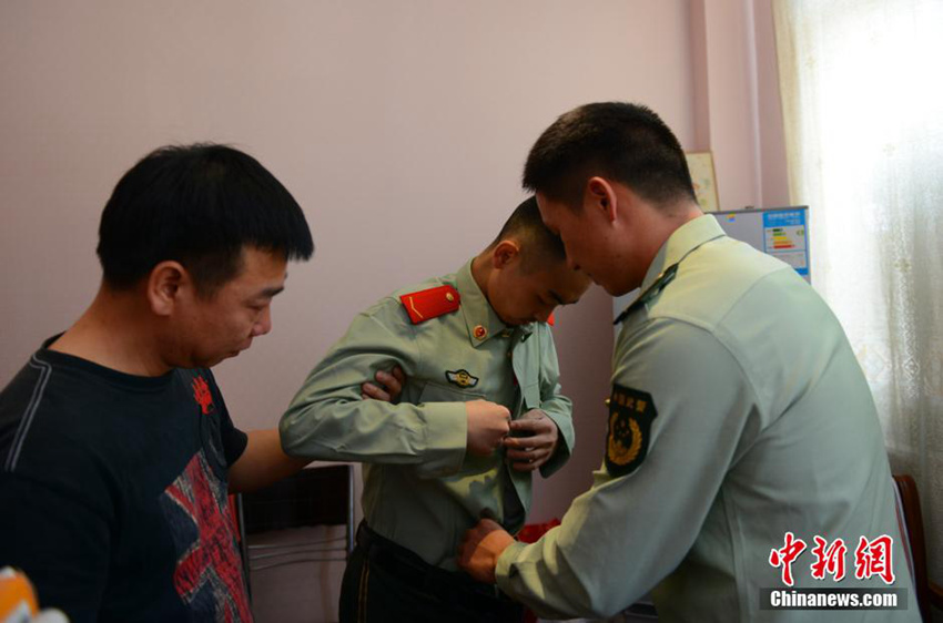 20대 백혈병 소년, 항저우 소방대서 군인의 꿈 이루다