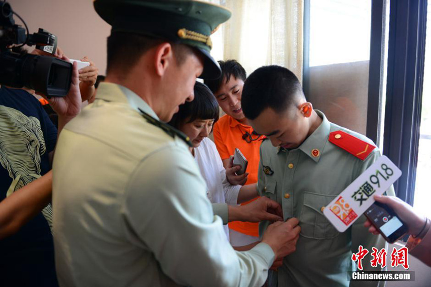 20대 백혈병 소년, 항저우 소방대서 군인의 꿈 이루다