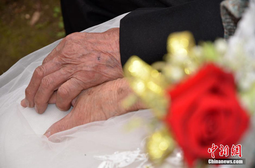 70년이나 늦어진 결혼식 “마음의 빚 드디어 갚소”