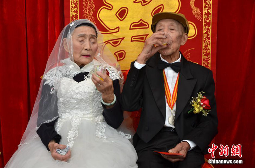 70년이나 늦어진 결혼식 “마음의 빚 드디어 갚소”