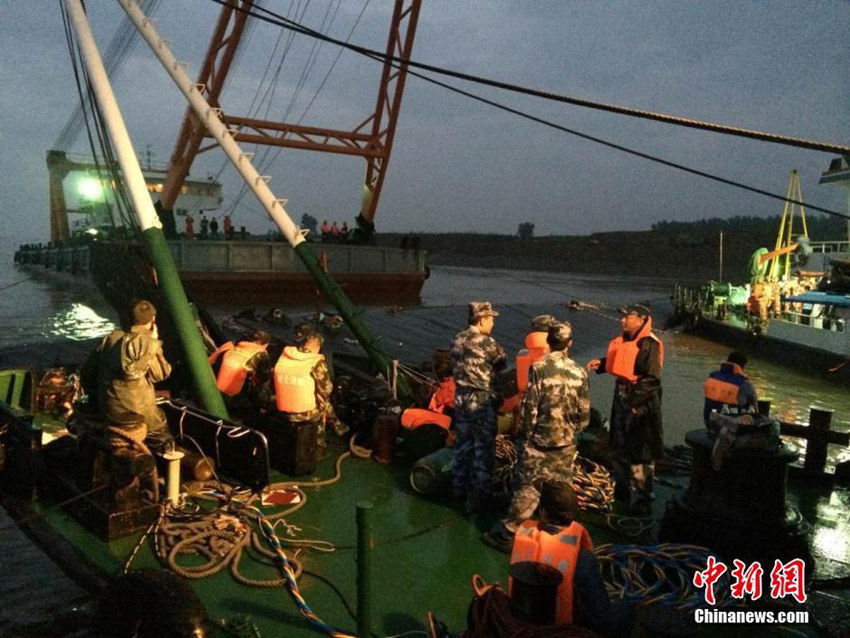 ‘둥팡즈싱’ 침몰 현장…밤낮으로 승객 구조에 나선 구조대원