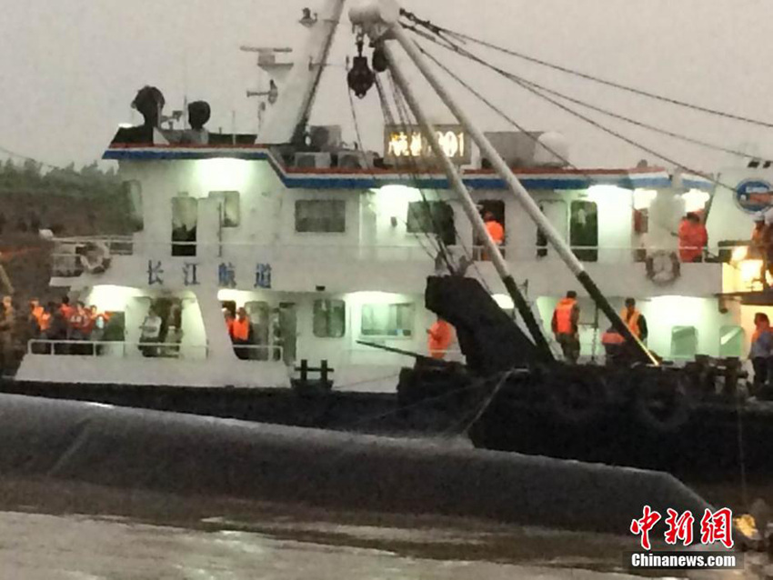 ‘둥팡즈싱’ 침몰 현장…밤낮으로 승객 구조에 나선 구조대원
