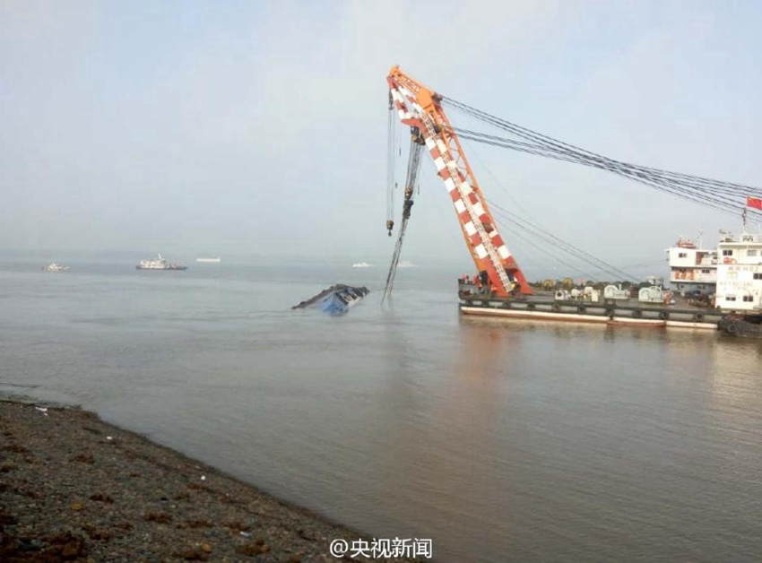 양쯔강 여객선 인양작업, 수면 위로 드러난 선체