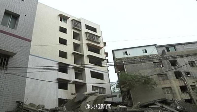 7층 건물 붕괴 전에 집집마다 두드리며 68명 구조한 부부