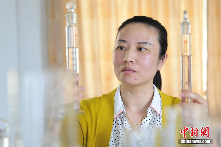 후베이(湖北) 여성 주류 감별사의 남다른 인생 