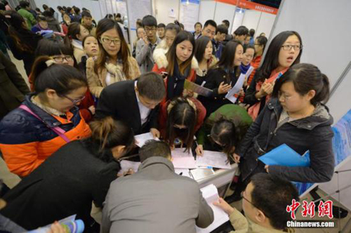 올해 졸업하는 수만 명의 졸업생들이 일자리를 찾기 위해 산시(山西) 타이위안(太原)이 개최한 취업박람회 현장으로 밀려들고 있다. 