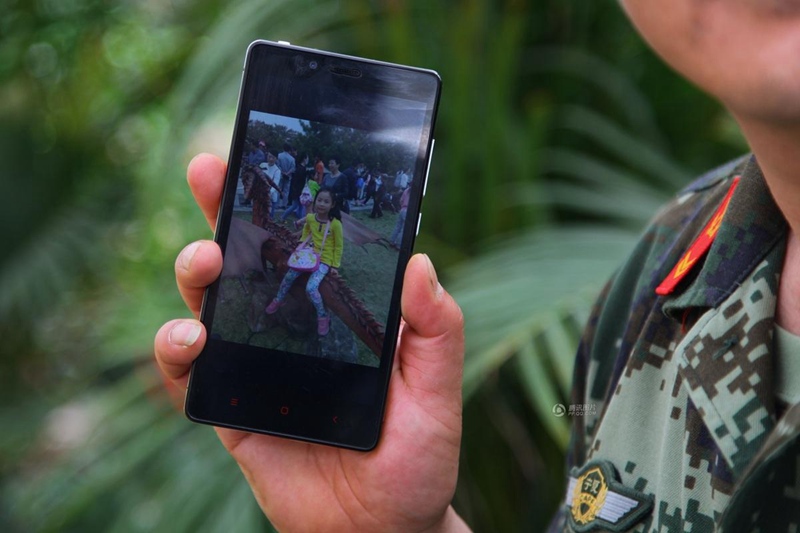 텅거리 사막에서 야채 심는 병사， 15년 채소심기 인생 