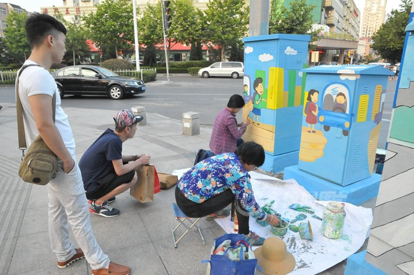 산둥 황다오 거리의 쓰레기통을 작품으로 만든 어린 예술가 