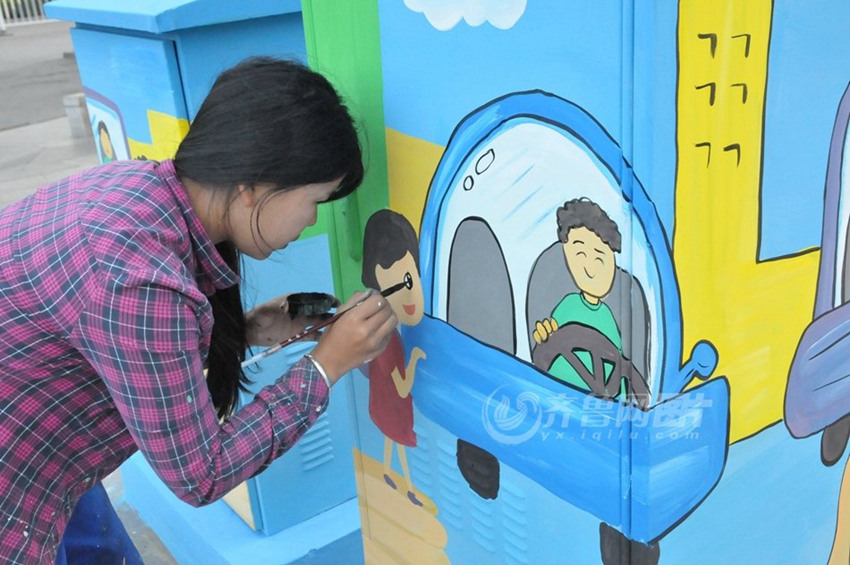 산둥 황다오 거리의 쓰레기통을 작품으로 만든 어린 예술가 